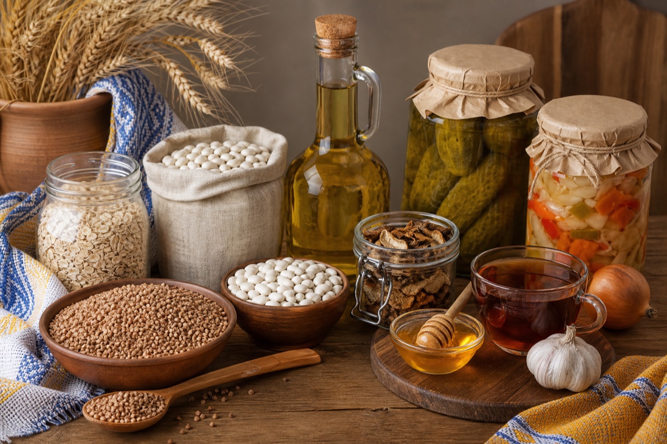 Dispensa ucraina con cereali, sottaceti e ingredienti Est Europa